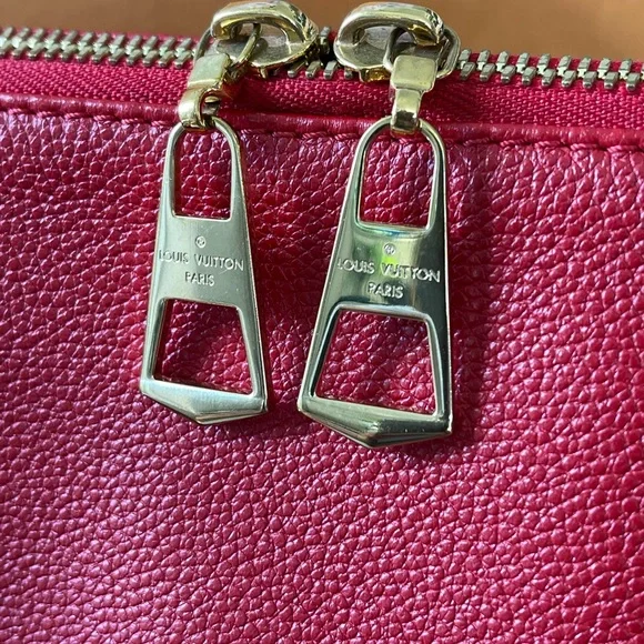 Authentic LV V Tote MM Rouge in Monogram With strap - Picture 11 of 15
